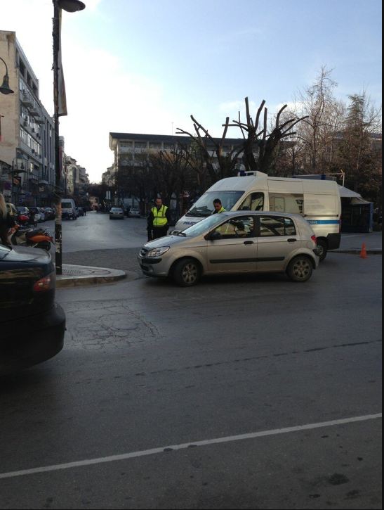 ΦΩΤΟ-Τηλεφώνημα για βόμβα στα δικαστήρια της Λάρισας