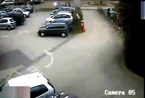 BINTEO-Μπάρα “δέρνει” αυτοκίνητο