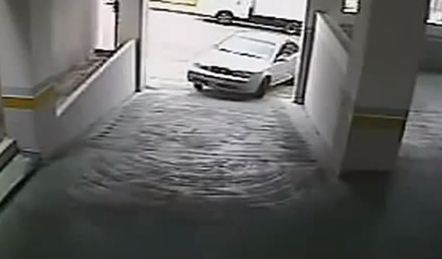 ΒΙΝΤΕΟ- Κρίμα στο… αυτοκίνητο