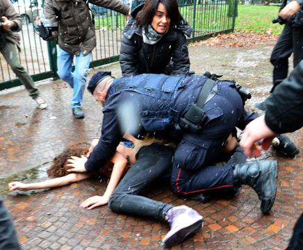 Γυμνόστηθες κατά Μπερλουσκόνι