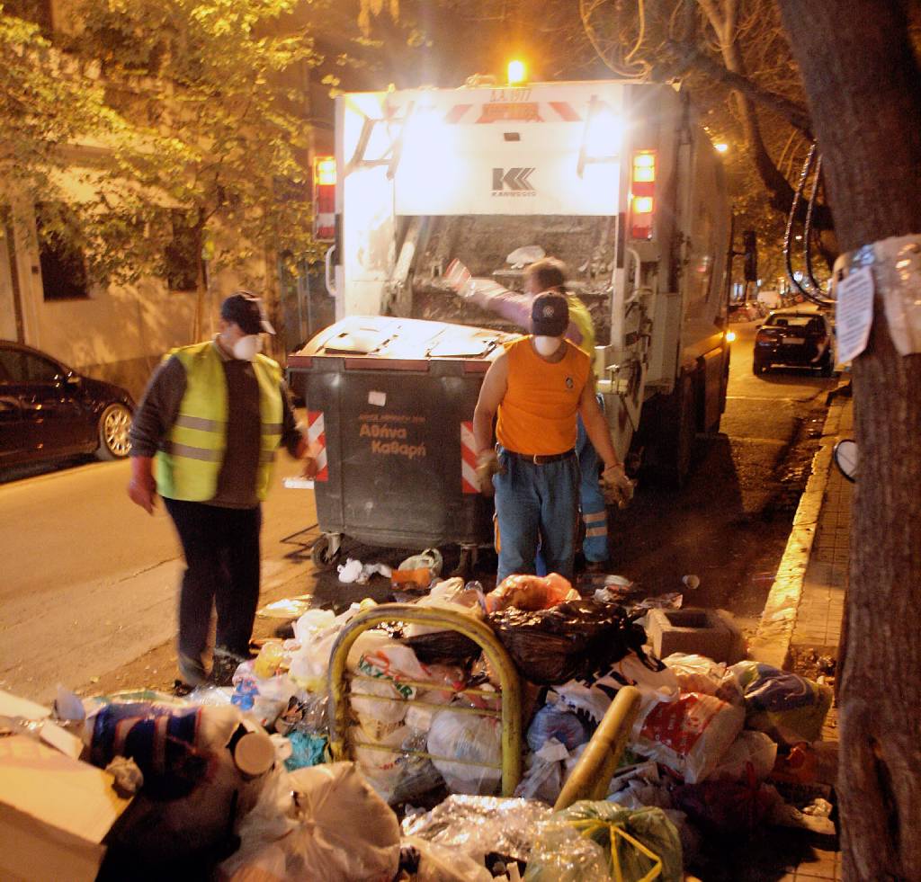 Τρίπολη: Μαζεύουν τα σκουπίδια