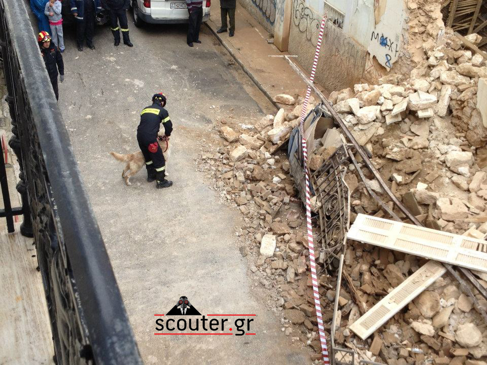 ΦΩΤΟ-Το κτίριο που κατέρρευσε στον Αγ. Παντελεήμονα