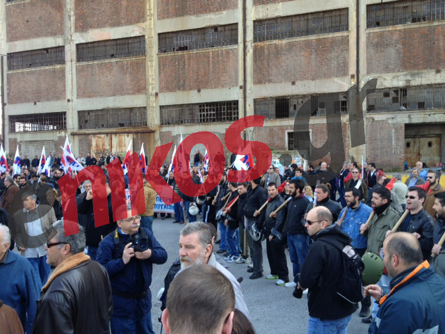 Τώρα – ΦΩΤΟ: Διαπραγματεύσεις έξω από το υπ. Ναυτιλίας