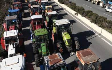 Κλιμακώνουν τις κινητοποιήσεις τους οι αγρότες