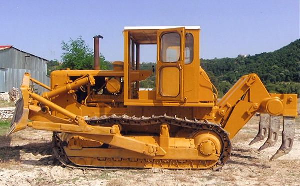 Τους έδεσε γυμνούς στο τρακτέρ