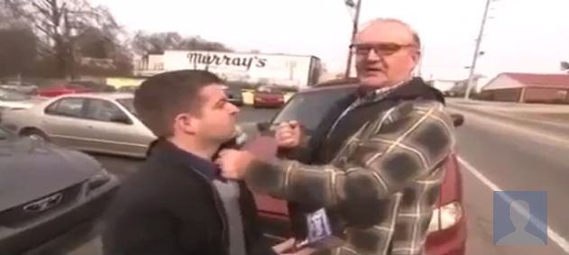 ΒΙΝΤΕΟ-Παππούς ρίχνει νοκ ντάουν δημοσιογράφο