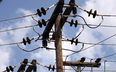 Εκτός λειτουργίας έξι γραμμές μέσης τάσης της ΔΕΗ