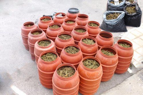 Δύο στη φυλακή για τα όπλα και το χασίς στα βαρέλια