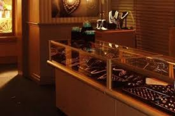 Διάρρηξη σε κοσμηματοπωλείο