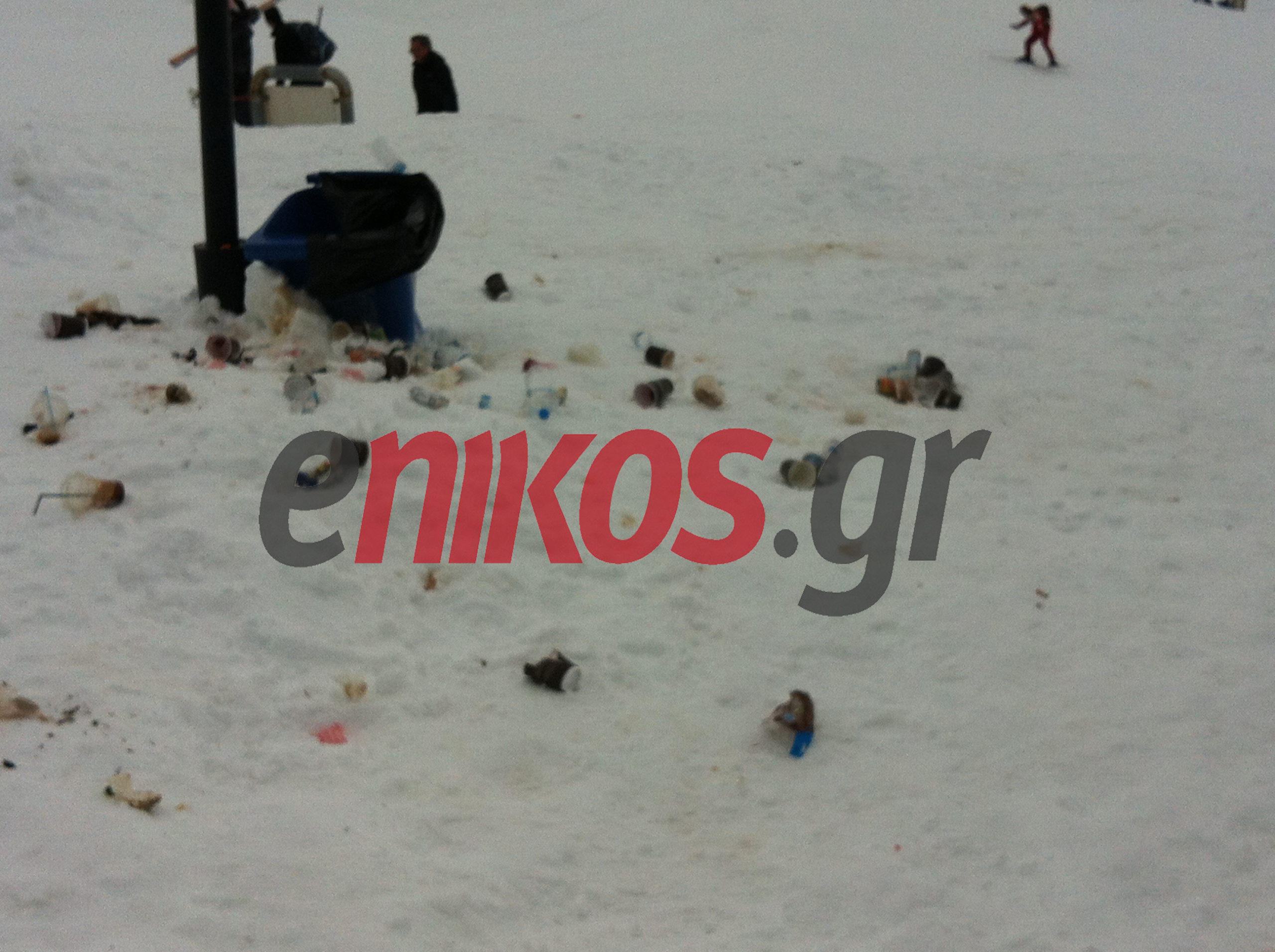 «Χιόνισε» σκουπίδια στον Παρνασσό