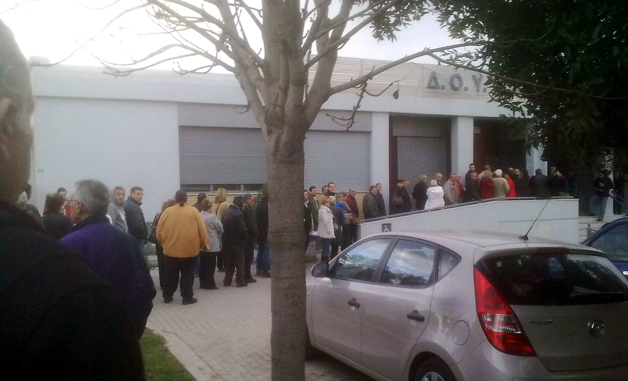 ΤΩΡΑ-Ουρές στη ΔΟΥ Κηφισιάς