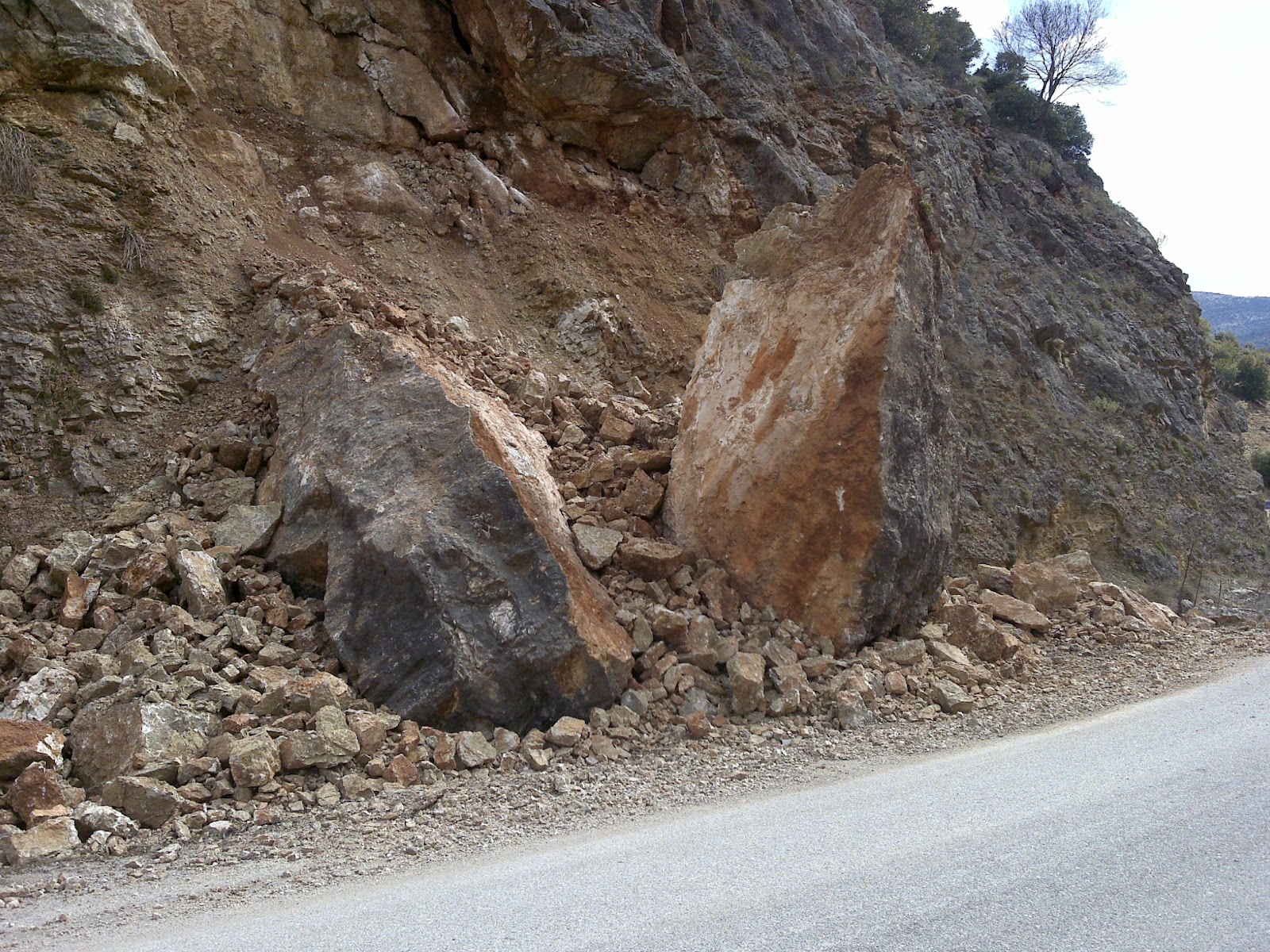 ΤΩΡΑ-Κατολίσθηση στην Αθηνών-Σουνίου
