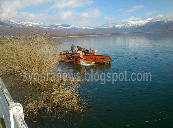 ΦΩΤΟ-Έτσι καθαρίζεται η λίμνη Καστοριάς