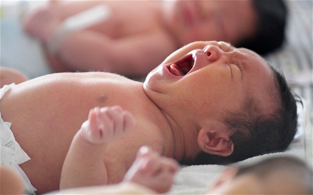 Στο εδώλιο για κατ’ οίκον τοκετούς