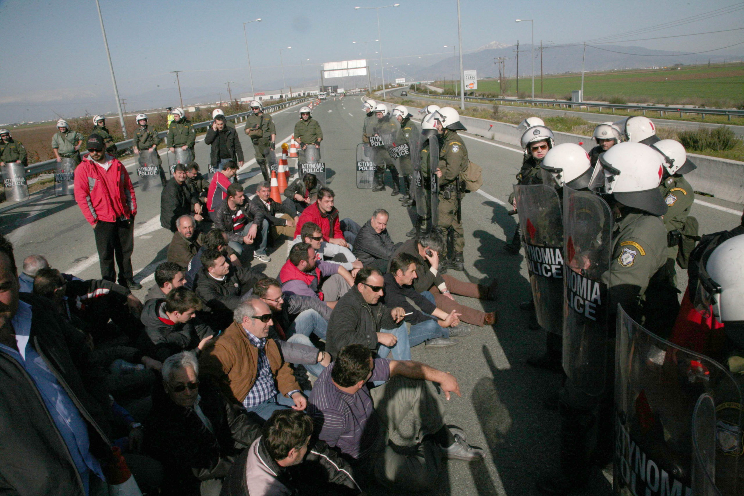 Λάρισα-Καθιστική διαμαρτυρία αγροτών
