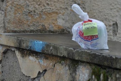 Αφήνουν φαγητό δίπλα στους κάδους