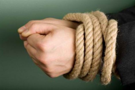 Τον απήγαγαν και τον λήστεψαν