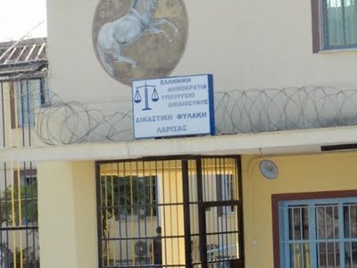 Έκρυβε μαχαίρια στο κελί του