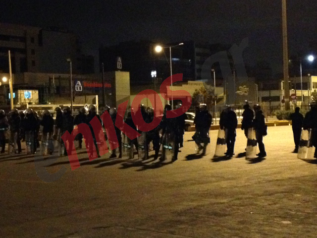 ΦΩΤΟ-Κλοιός από τα ΜΑΤ στο λιμάνι