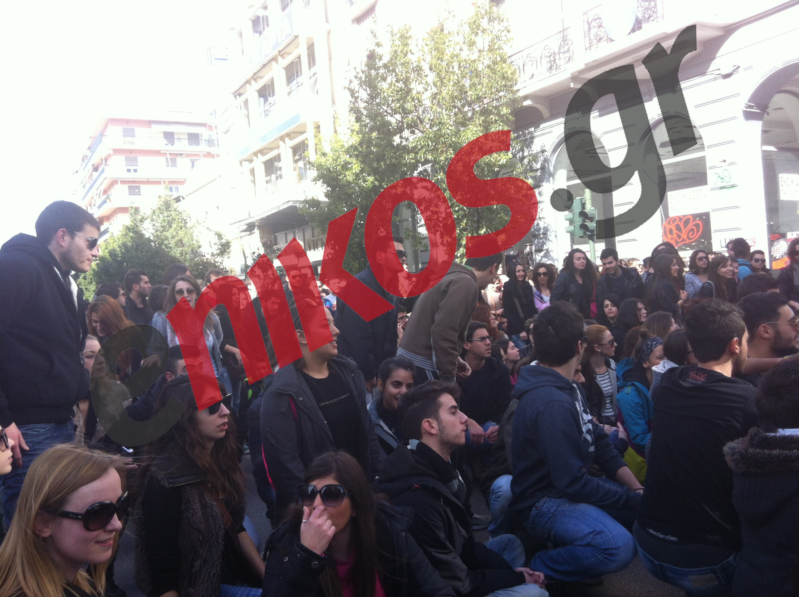 Τώρα – ΦΩΤΟ: Καθιστική διαμαρτυρία φοιτητών στην Πάτρα