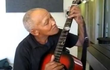 ΒΙΝΤΕΟ-Παίζει κιθάρα με κουτάλι