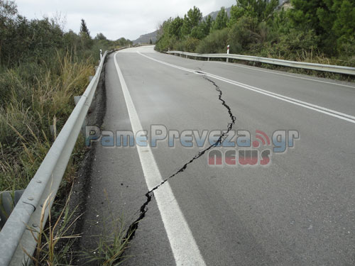 ΦΩΤΟ- “Άνοιξε” το οδόστρωμα στην εθνική