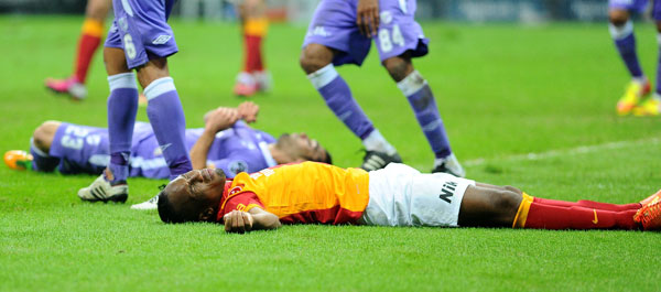 ΒΙΝΤΕΟ-Ο Ντρογκμπά τον έστειλε στο νοσοκομείο