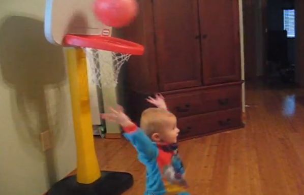 Ο 2χρονος μάγος της… μπάλας