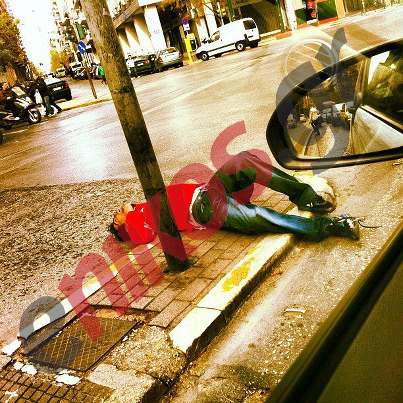 Πεσμένος με το κεφάλι στην άσφαλτο