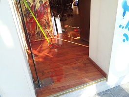 ΦΩΤΟ-Έριξαν μπογιές σε καταστήματα με εκκλησιαστικά είδη