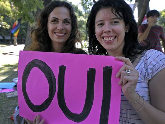 Γαλλία:«Ναι» στους γάμους ομοφυλοφίλων