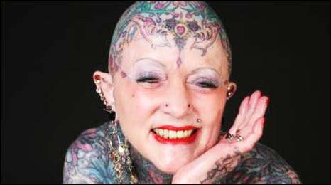 Η γυναίκα με τα πολλά… τατουάζ