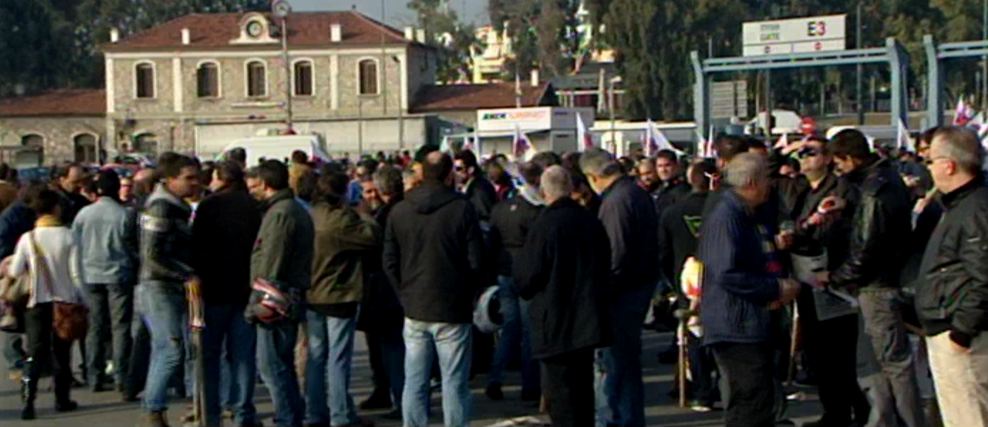 ΤΩΡΑ-Εκατοντάδες ναυτεργάτες στο λιμάνι