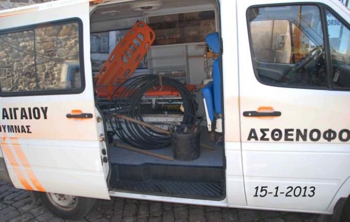 Ασθενοφόρο μεταφέρει υδραυλικούς και υλικά