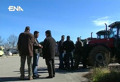 Με αναμμένες μηχανές οι αγρότες