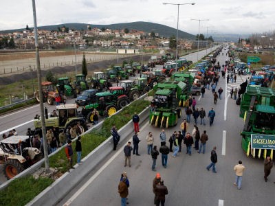 ΤΩΡΑ-Καθιστική διαμαρτυρία αγροτών στην Εθνική