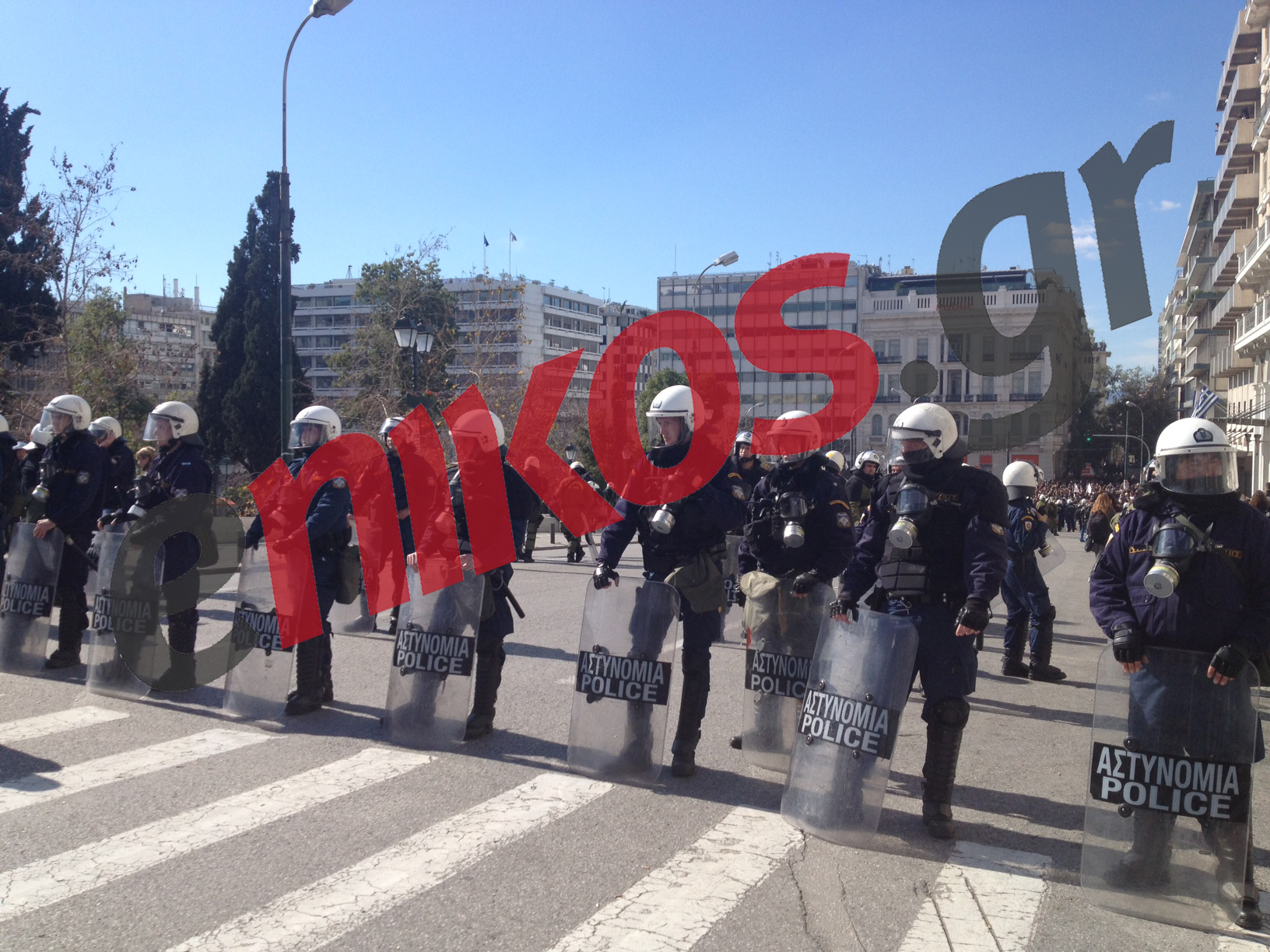 Τώρα – ΦΩΤΟ: Κλοιός των ΜΑΤ