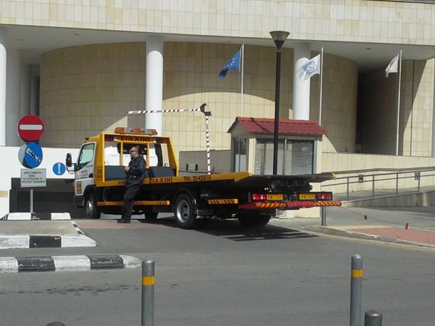 Κατέβασαν τον υπουργό από το αυτοκίνητο και το κατέσχεσαν