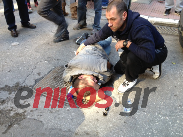 ΦΩΤΟ-Χτύπησαν διαδηλωτή