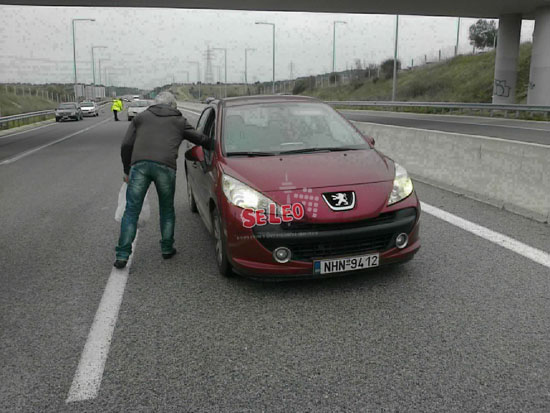 Αγρότες μοίρασαν προϊόντα σε οδηγούς