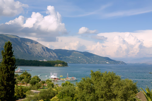 Μπήκαν με όπλο σε σπίτι