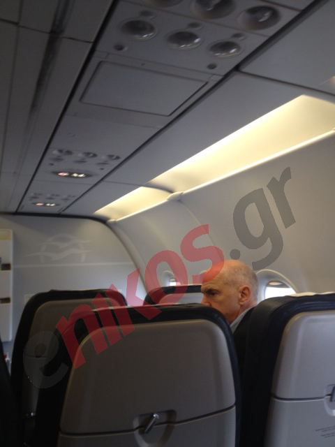 ΦΩΤΟ: Ο Παπανδρέου στο αεροπλάνο