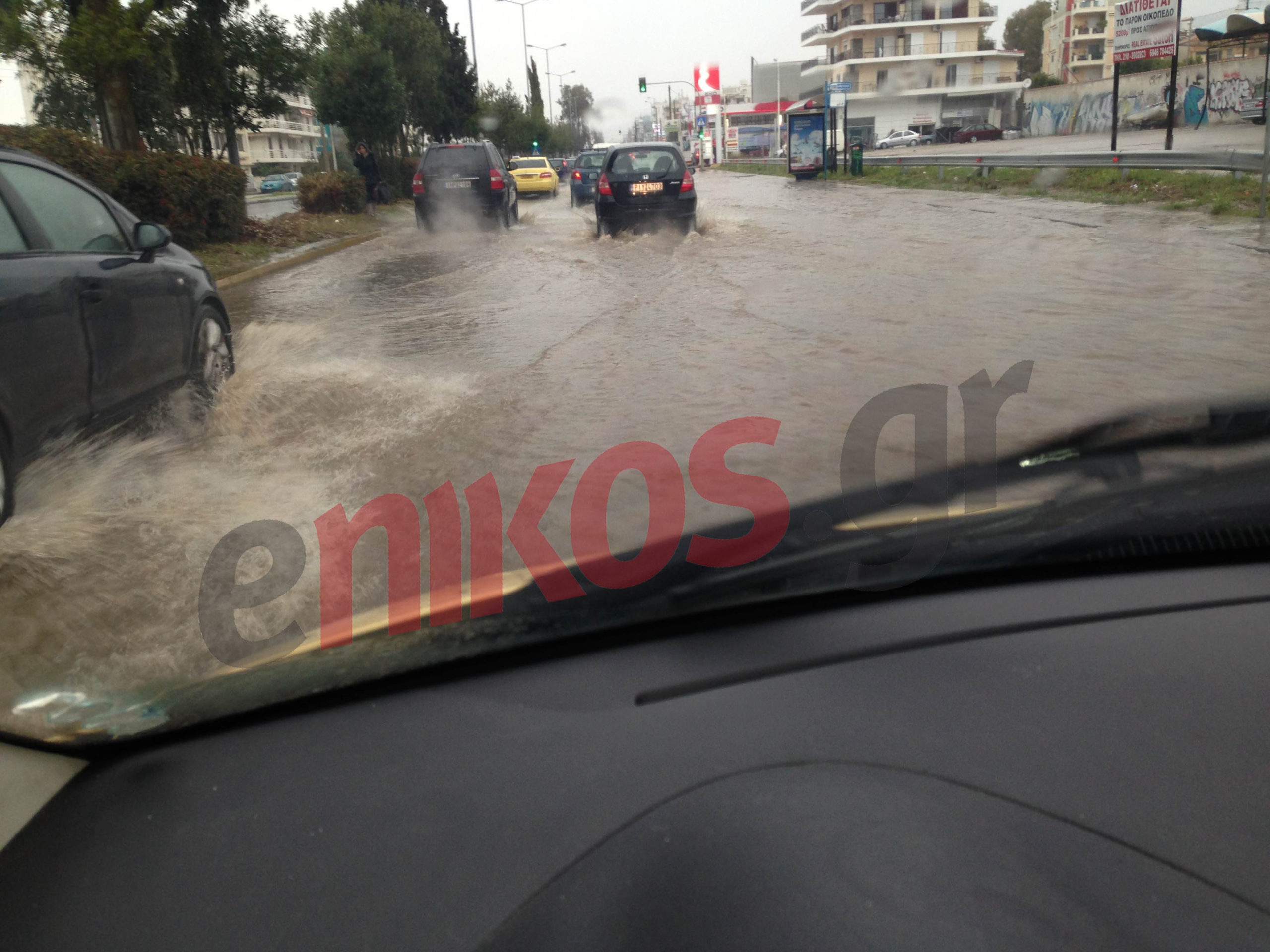 ΦΩΤΟ-Πλημμύρισε η Βουλιαγμένης
