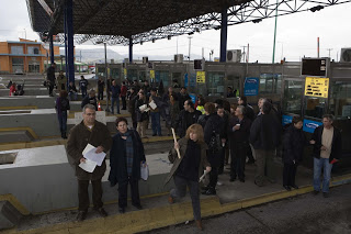 Τα ΜΑΤ “έκοψαν” τους ομολογιούχους