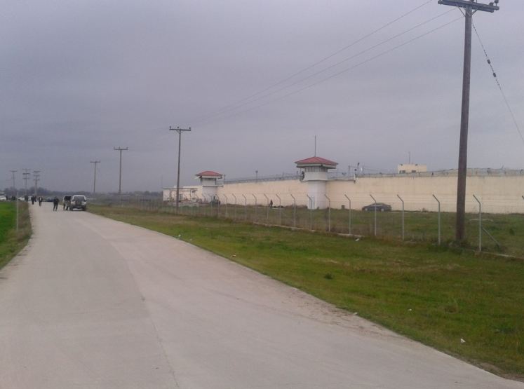 Στο πάρκινγκ των φυλακών έπεσε το ελικόπτερο του Βλαστού μετά από πυροβολισμούς