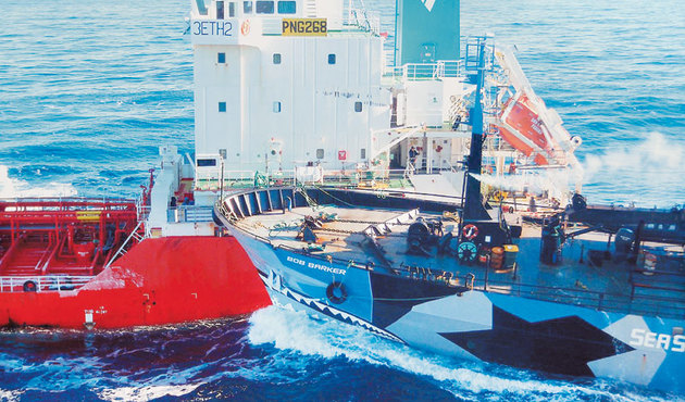 Ναυμαχία για τις φάλαινες…