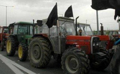 ΒΙΝΤΕΟ: Κλείνουν δρόμους οι αγρότες