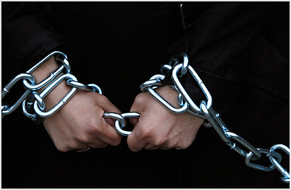 Έδεσαν το παιδί τους με αλυσίδα