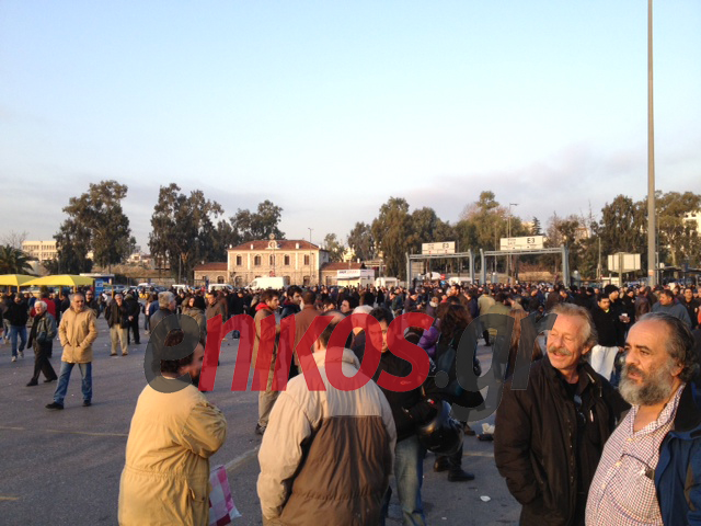 ΤΩΡΑ: Συγκέντρωση ναυτεργατών στο λιμάνι του Πειραιά