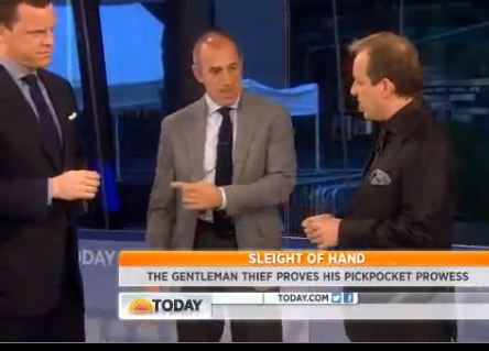 ΒΙΝΤΕΟ:Πορτοφολάς κάνει επίδειξη τεχνικής